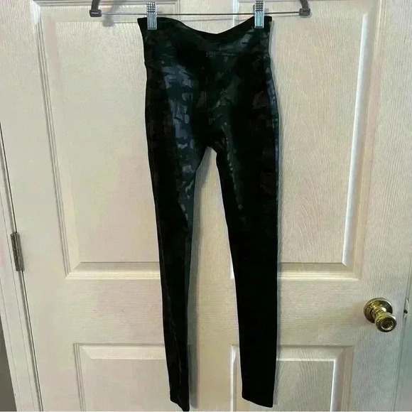 Spanx Black Camo Leggings. Size XS EUC - Picture 4 of 6